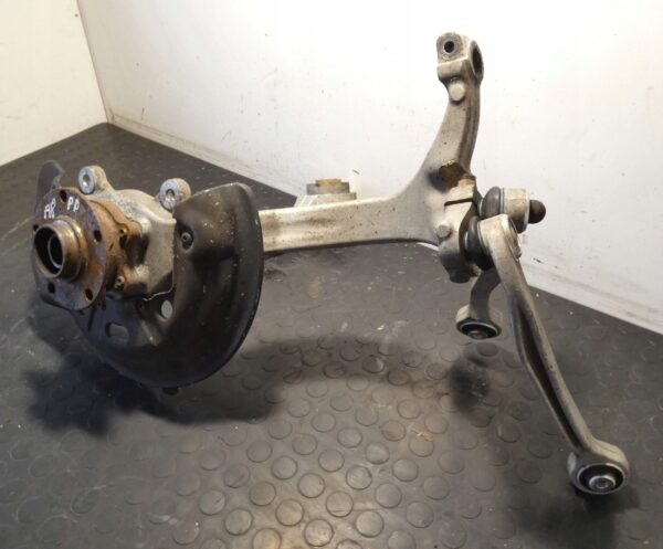 Zwrotnica przednia strona prawa AUDI A8 S8 D3 4.2 V8 4E0258L