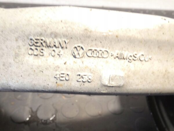 Zwrotnica przednia strona prawa AUDI A8 S8 D3 4.2 V8 4E0258L