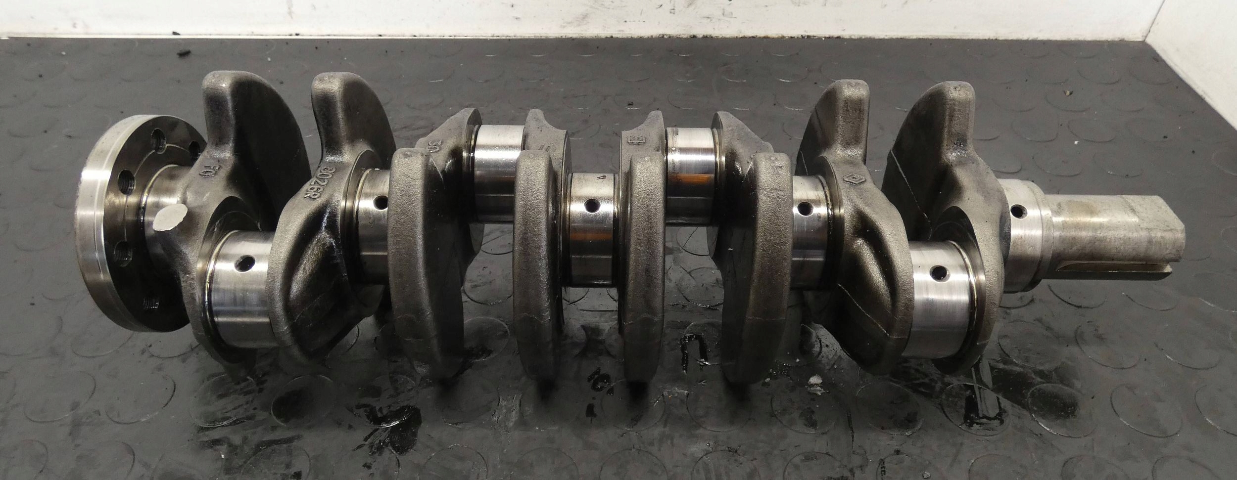 18241002019-696b6cd37cbd8 Wał korbowy RENAULT TRAFIC III QASHQAI VIVARO B 1,6 DCI R9M 8026R