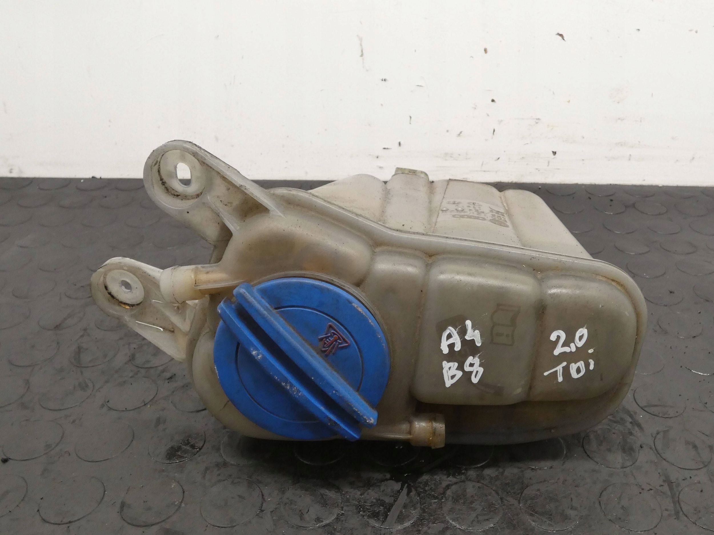 18243184352-696b6b540e8aa Zbiorniczek wyrównawczy AUDI A4 B8 A5 Q5 2.0 TDI CGL 8K0121403H