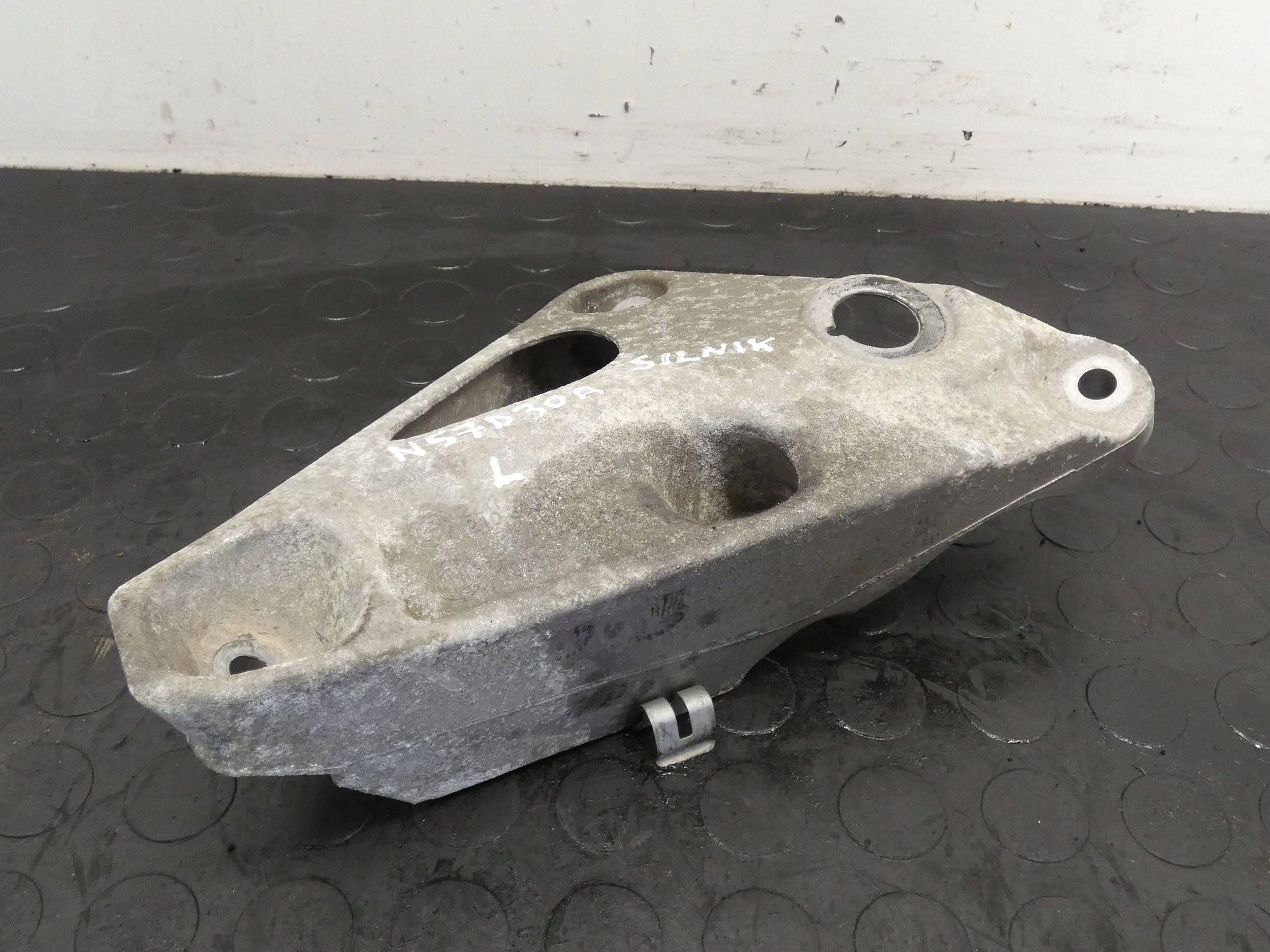 Łapa silnika LEWA BMW 3 F30 F31 F34 4 F32 F36 3.0D 6784829