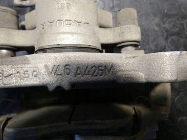 Zacisk Przód strona PRAWA JAGUAR F-PACE LAND ROVER VELAR A426M