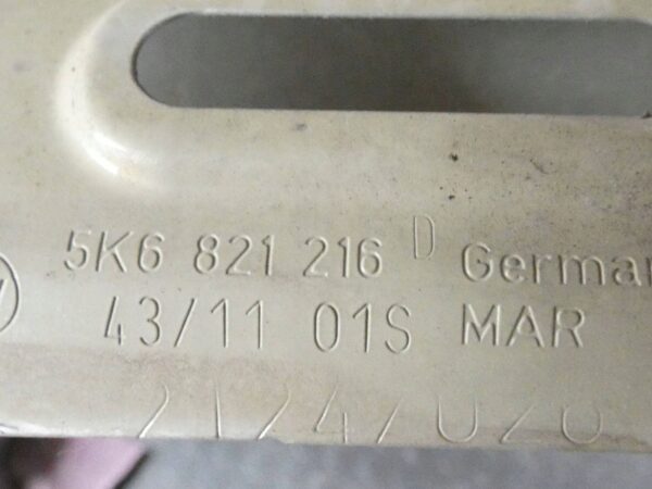 Błotnik Przód strona prawa Volkswagen Golf VI HATCHBACK 5K6821216D LA7W